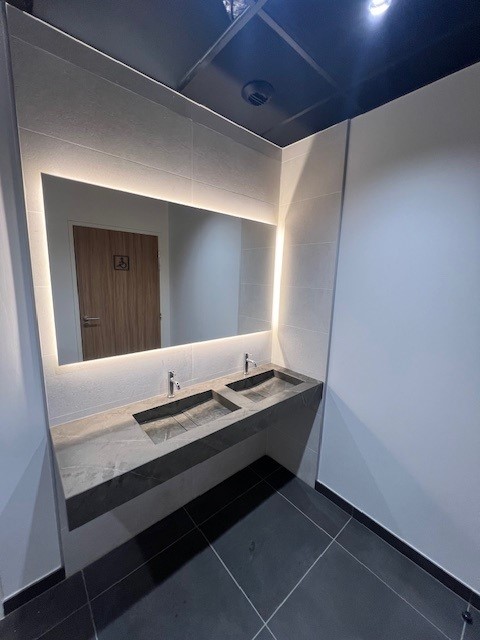 Sanitaires avec carrelage et faïence